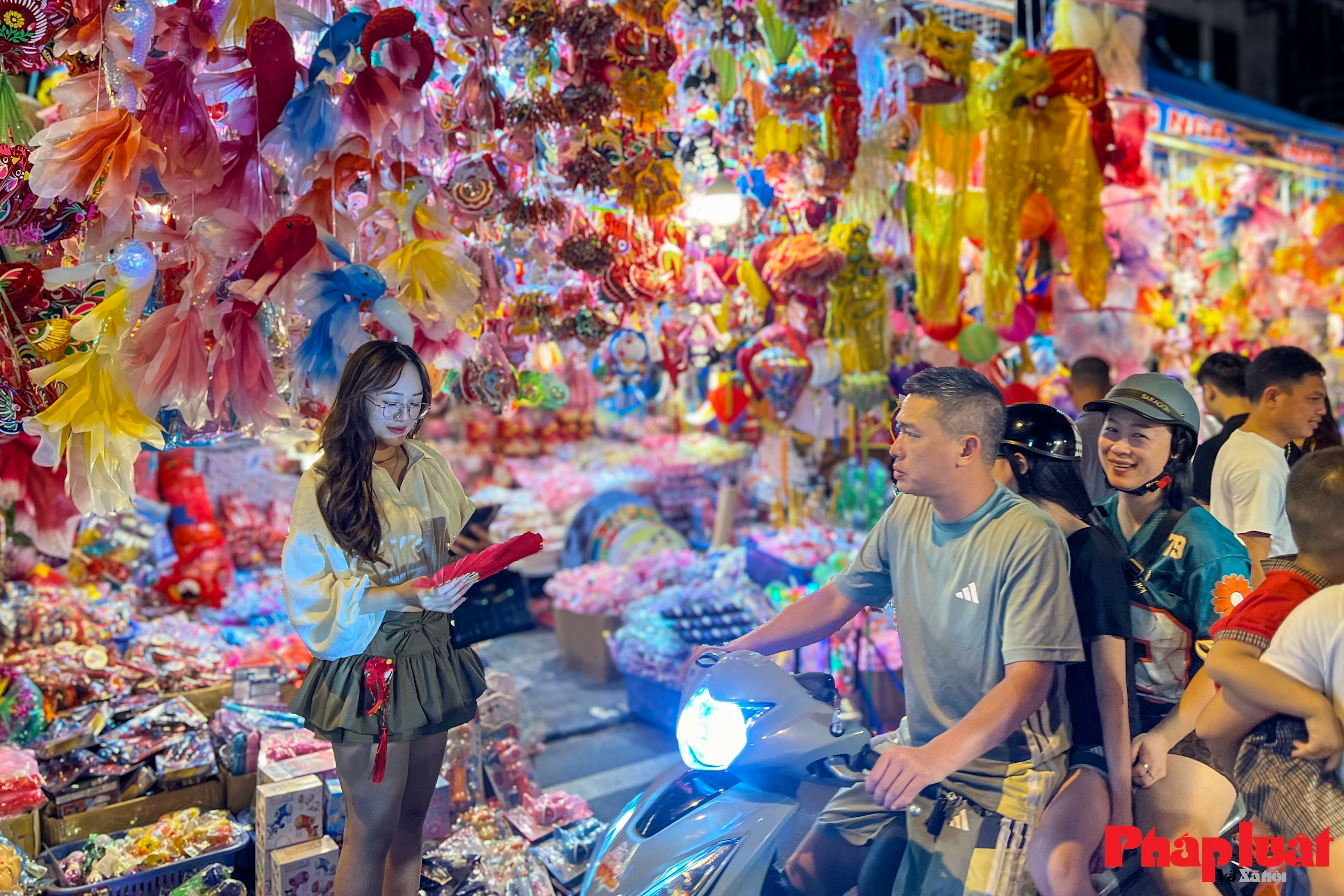 Phố Hàng Mã nhộn nhịp đón Trung thu sớm