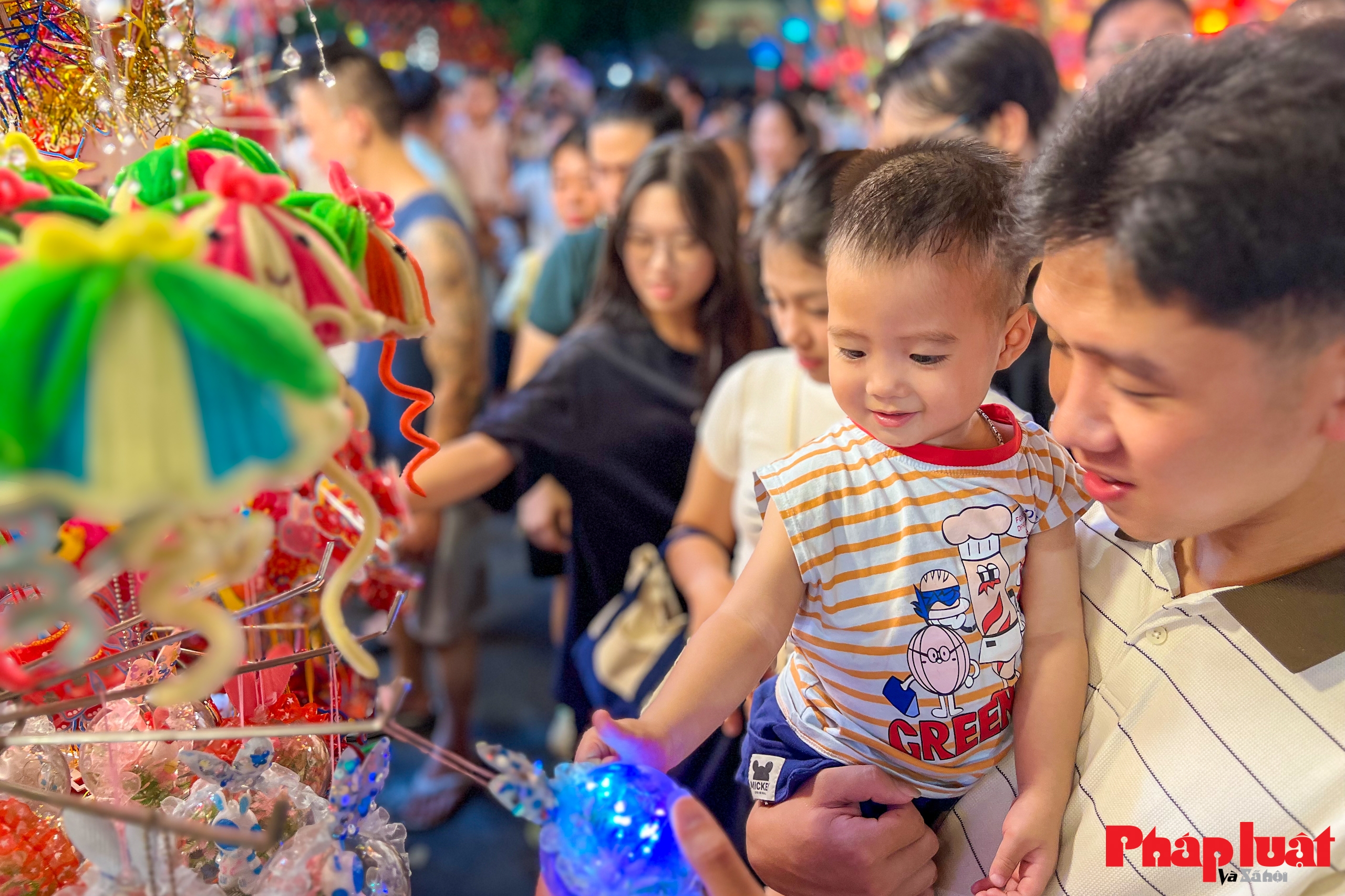 Phố Hàng Mã nhộn nhịp đón Trung thu sớm