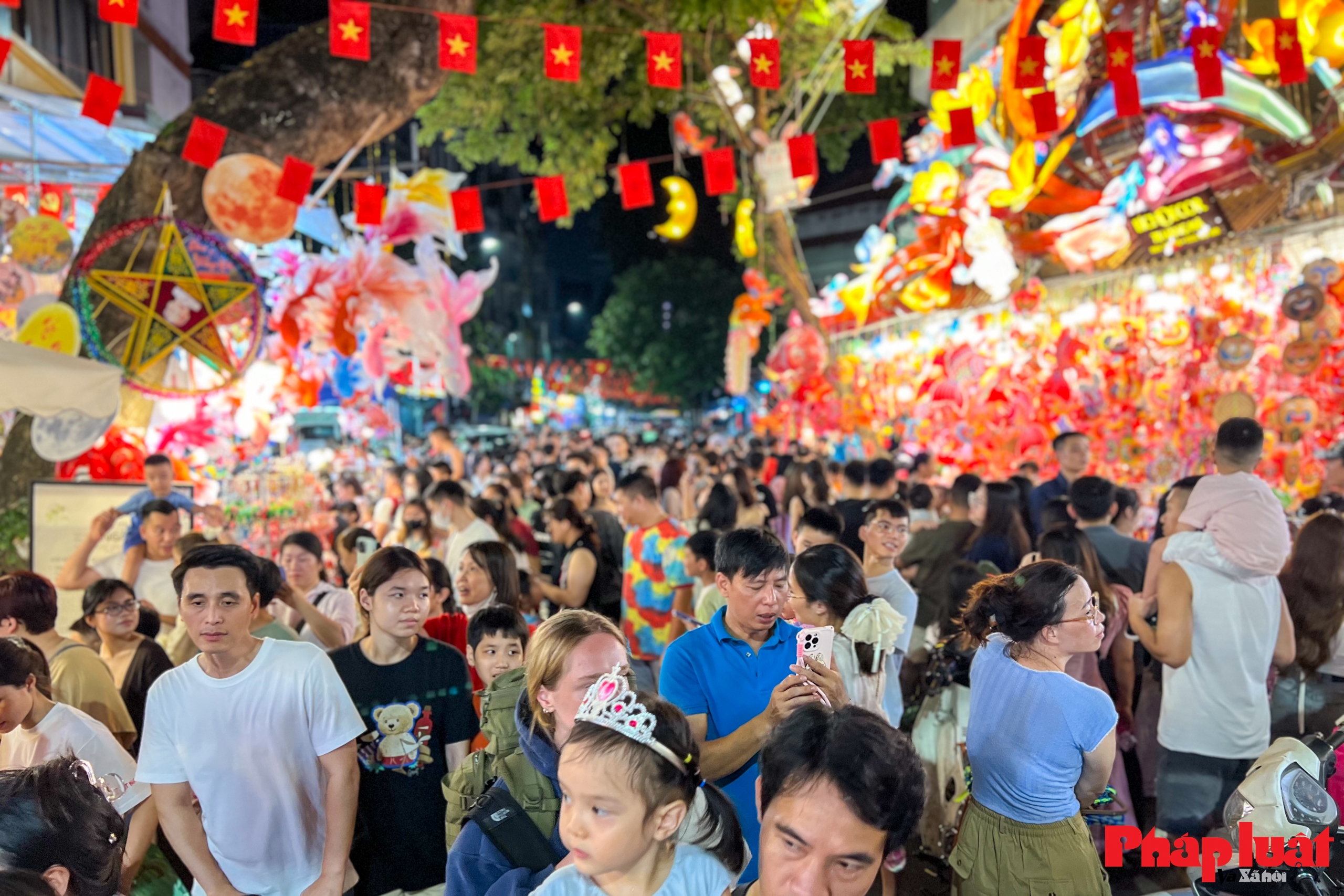 Phố Hàng Mã nhộn nhịp đón Trung thu sớm