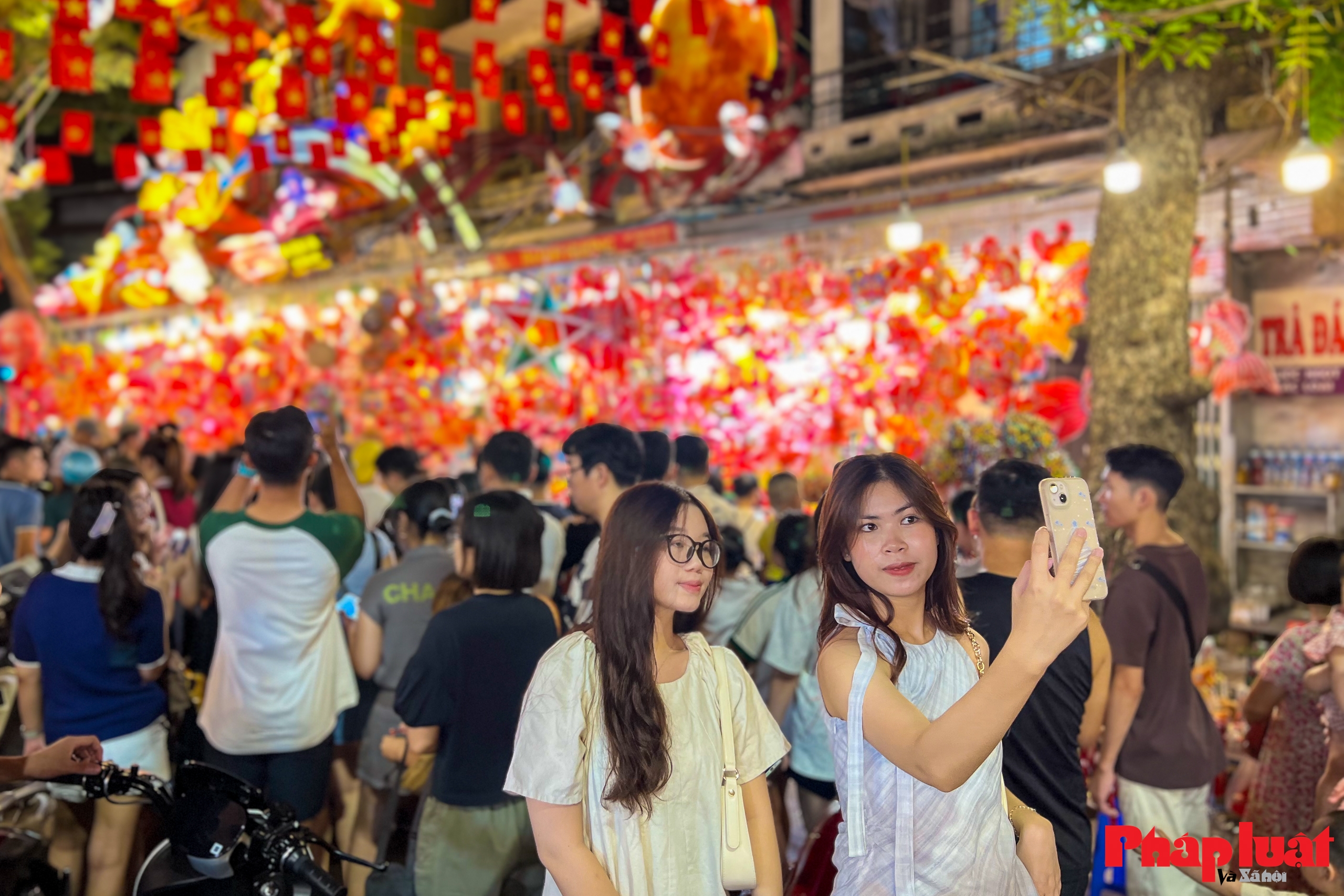 Phố Hàng Mã nhộn nhịp đón Trung thu sớm