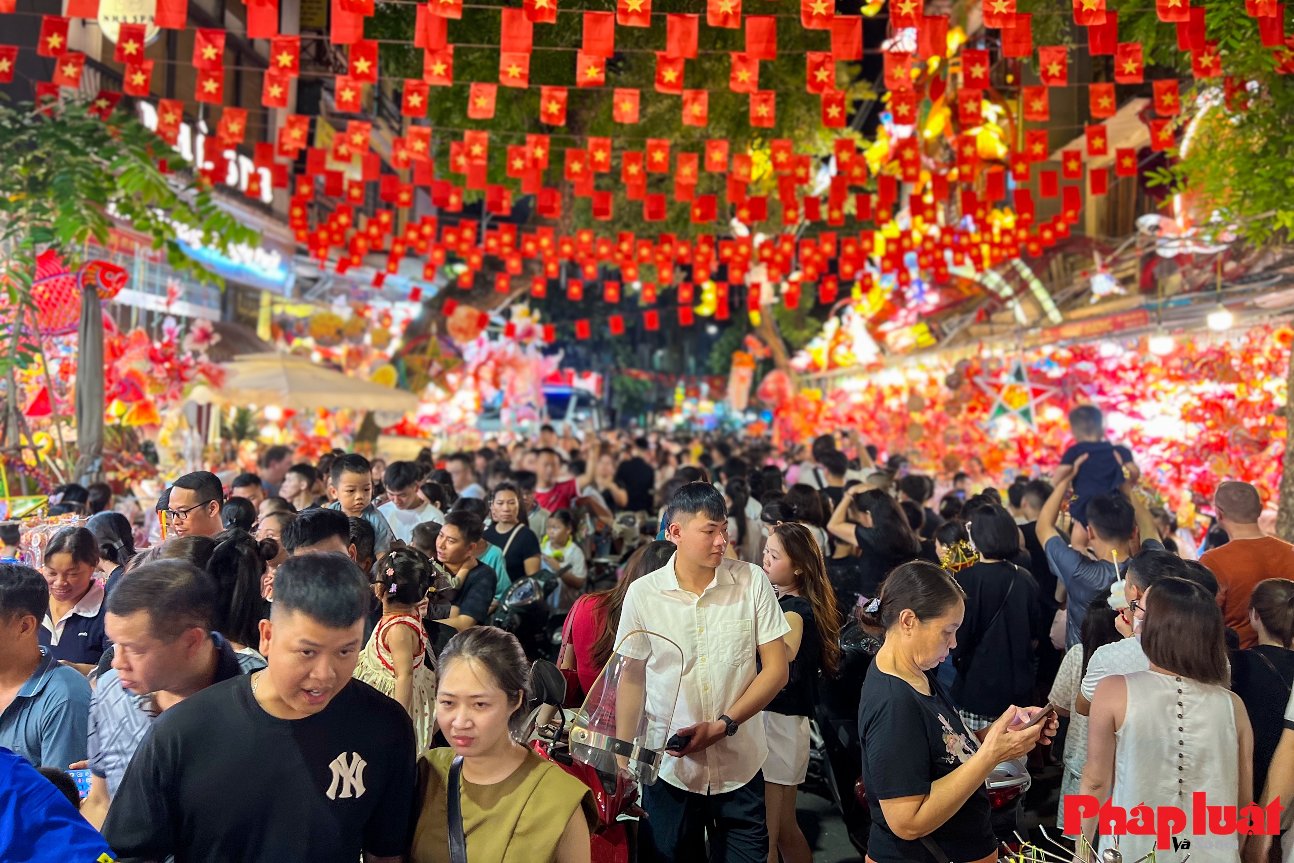 Phố Hàng Mã nhộn nhịp đón Trung thu sớm