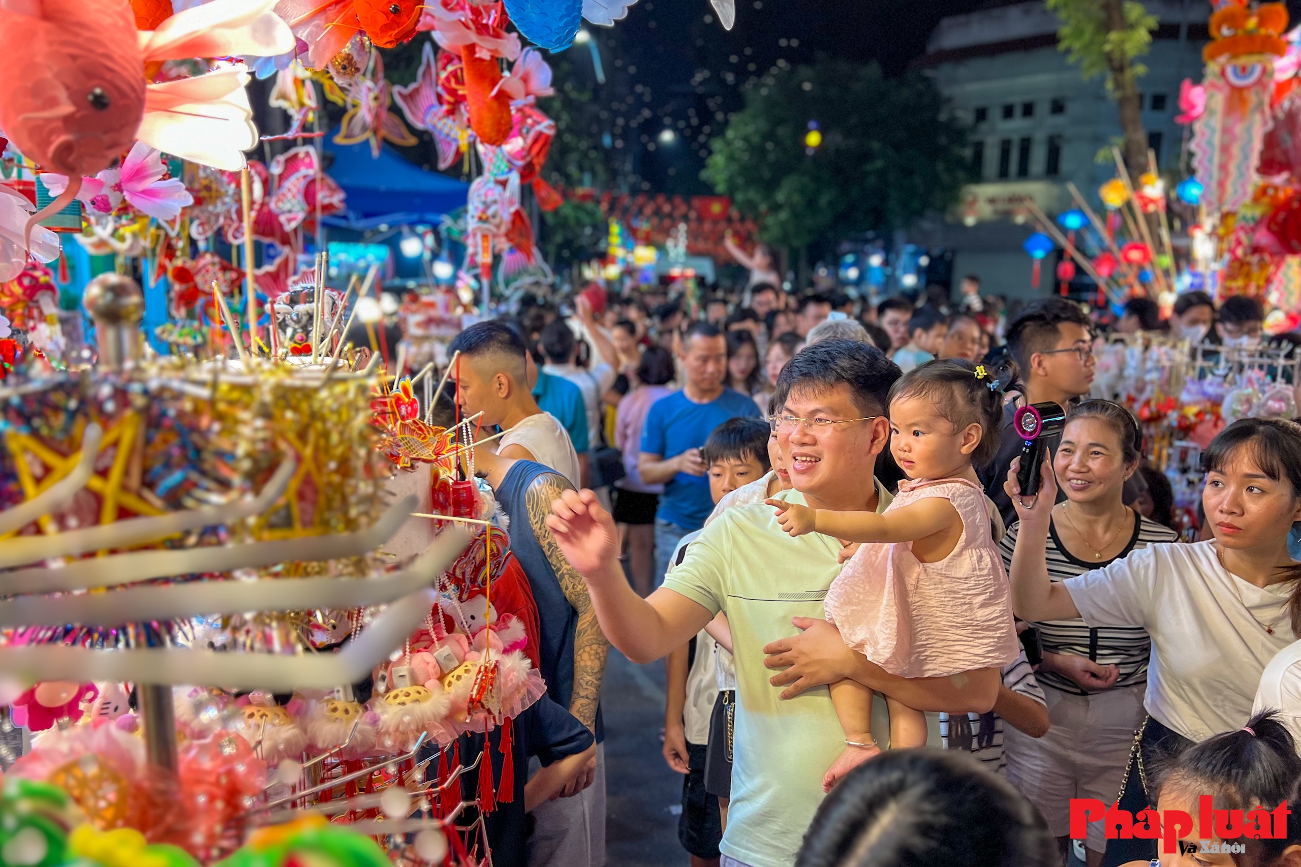 Phố Hàng Mã nhộn nhịp đón Trung thu sớm