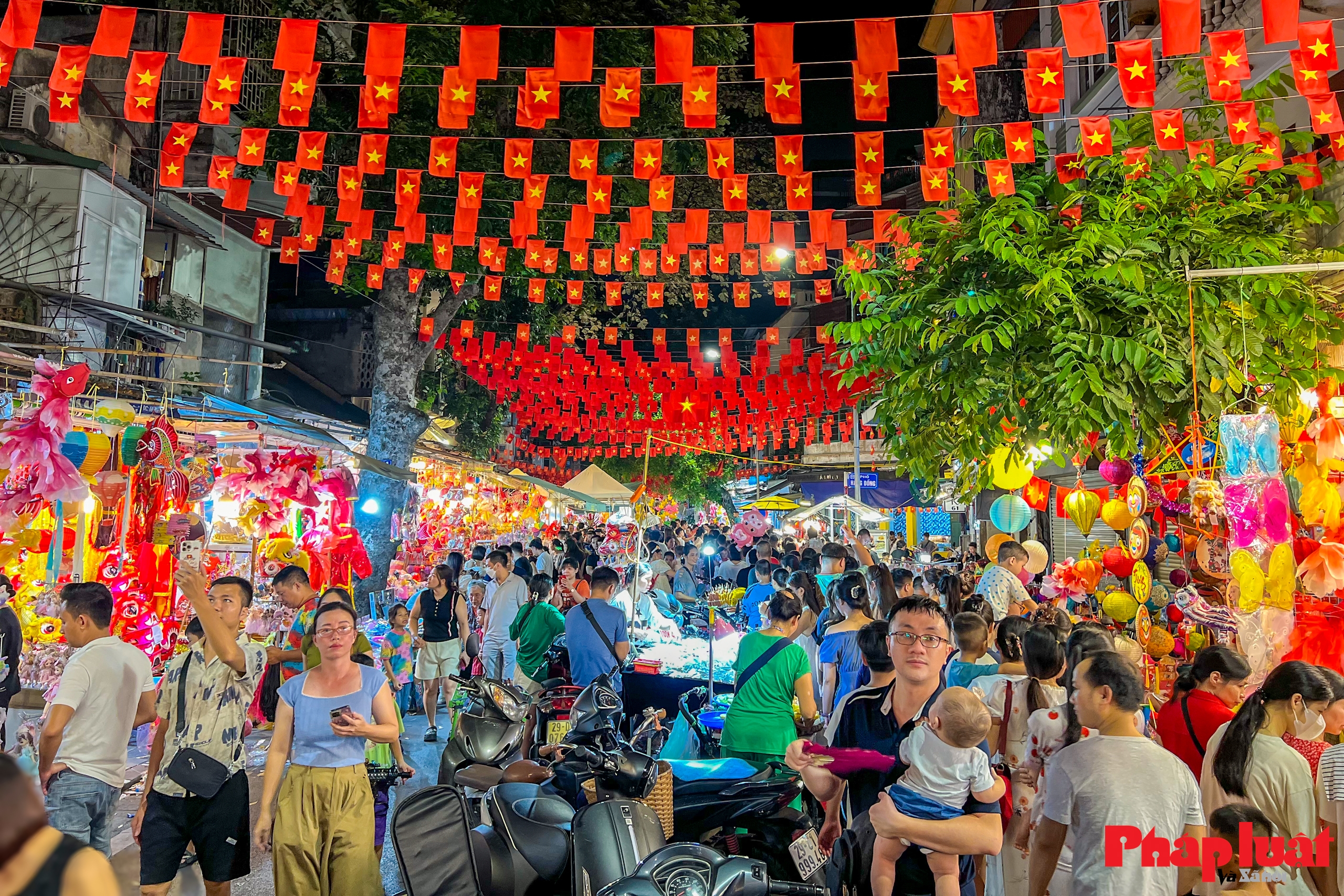 Phố Hàng Mã nhộn nhịp đón Trung thu sớm