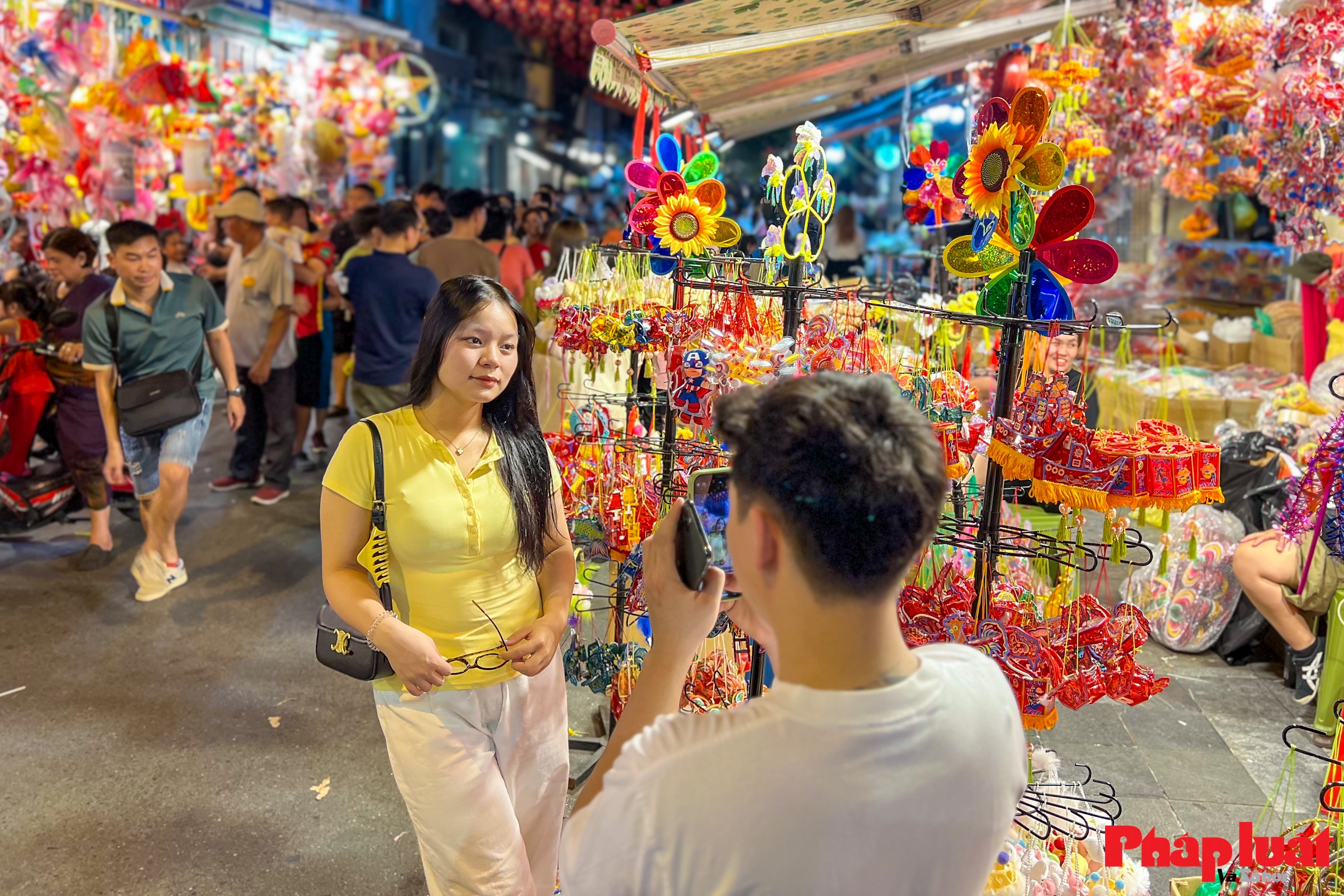 Phố Hàng Mã nhộn nhịp đón Trung thu sớm