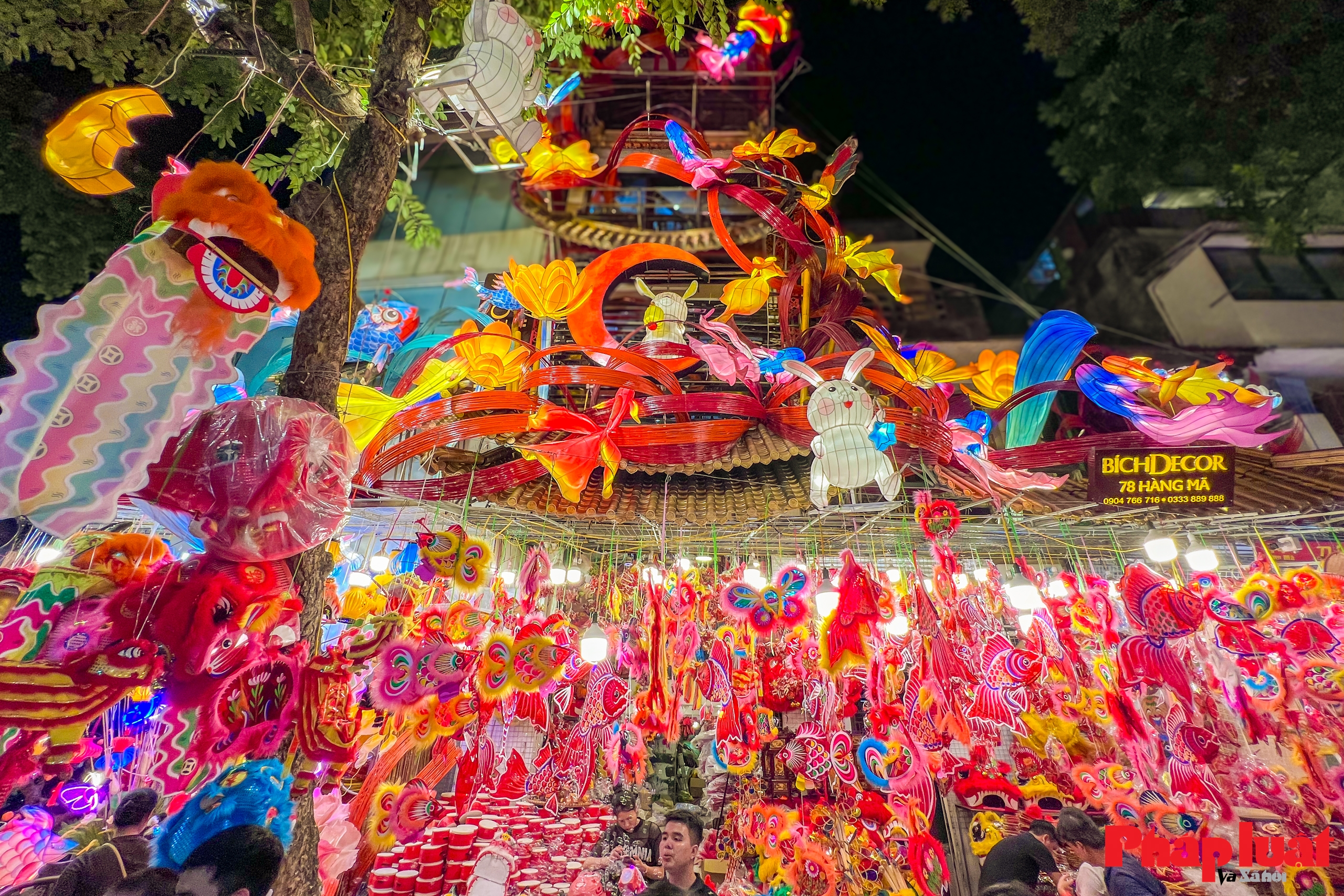 Phố Hàng Mã nhộn nhịp đón Trung thu sớm