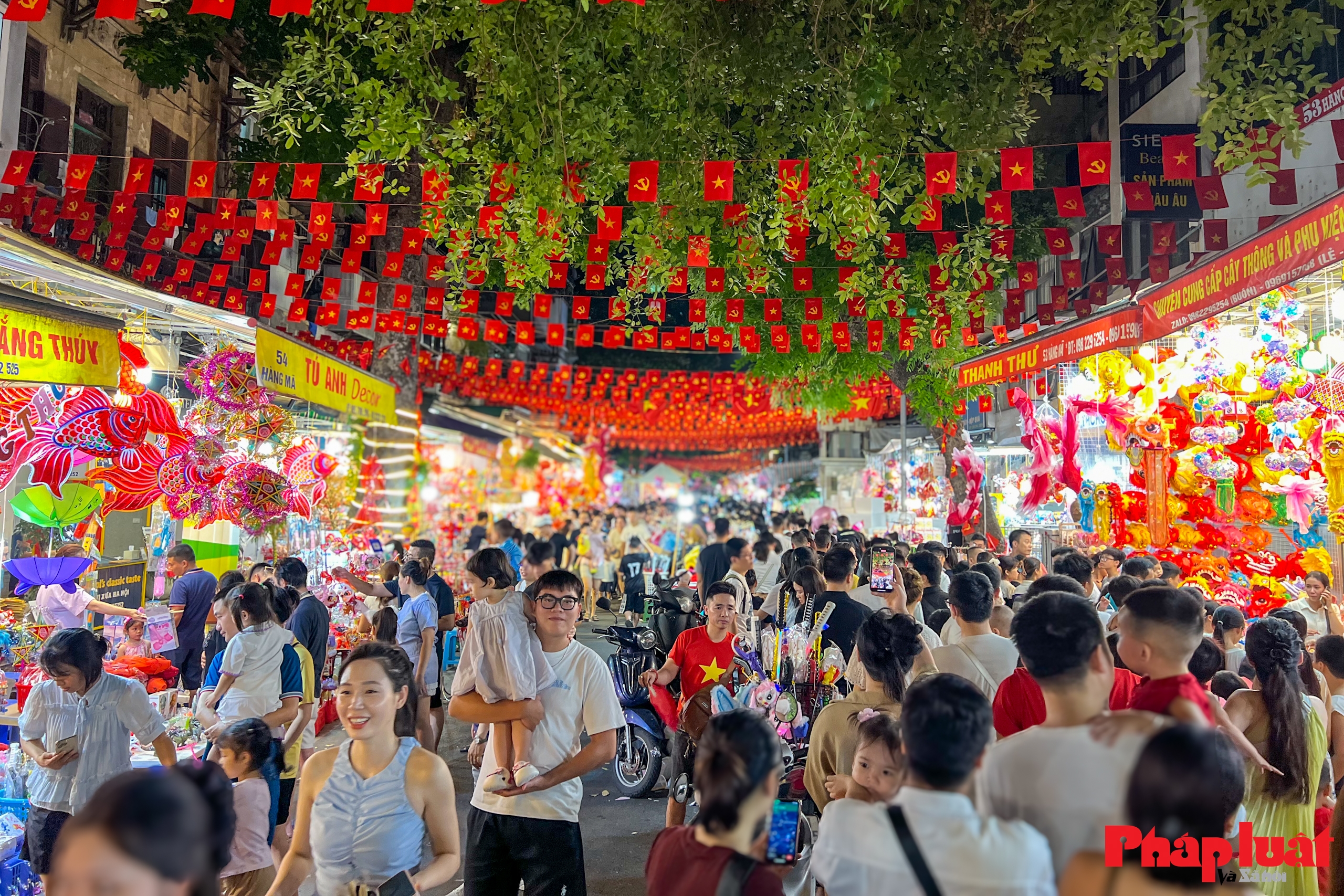 Phố Hàng Mã nhộn nhịp đón Trung thu sớm