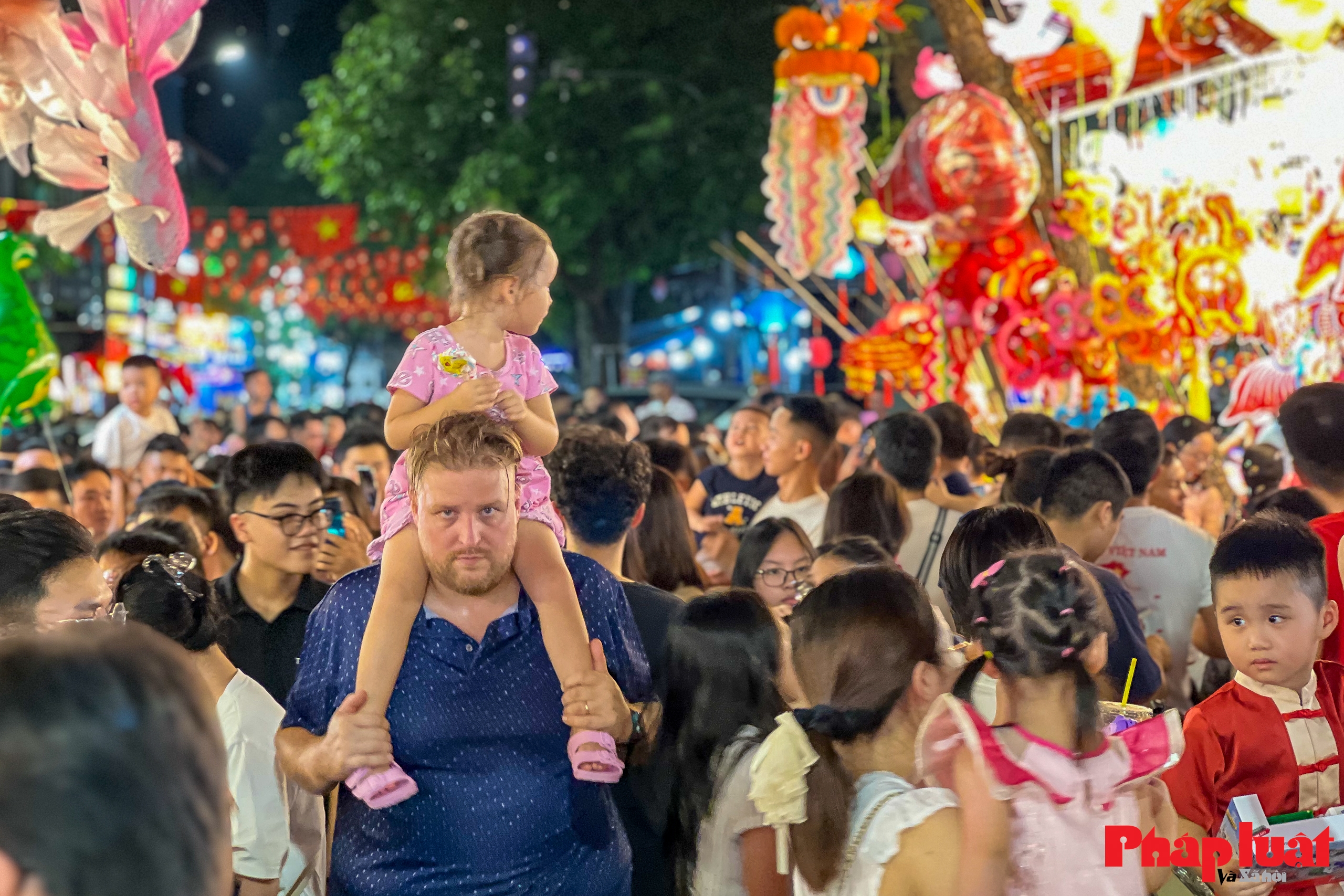 Phố Hàng Mã nhộn nhịp đón Trung thu sớm