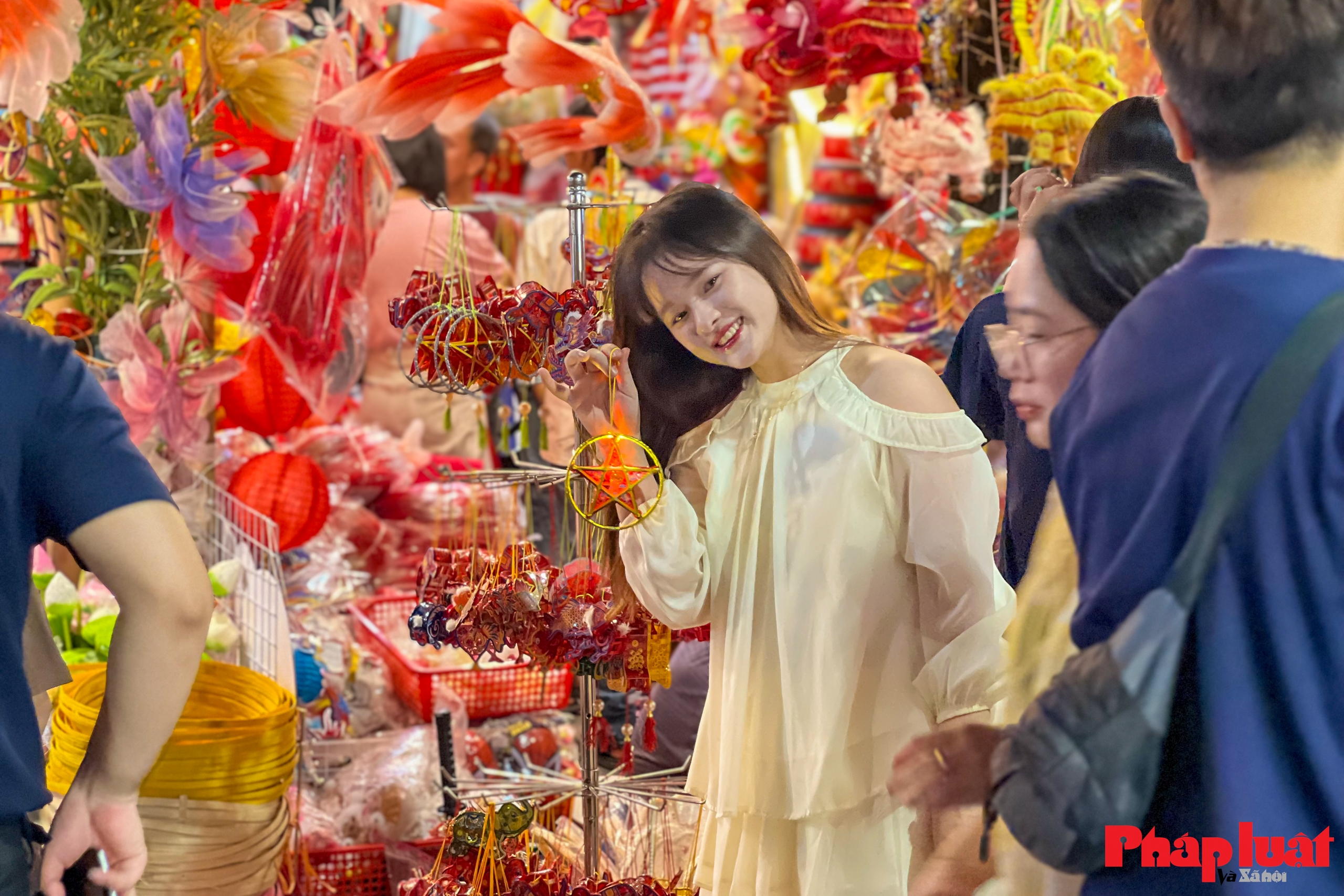 Phố Hàng Mã nhộn nhịp đón Trung thu sớm