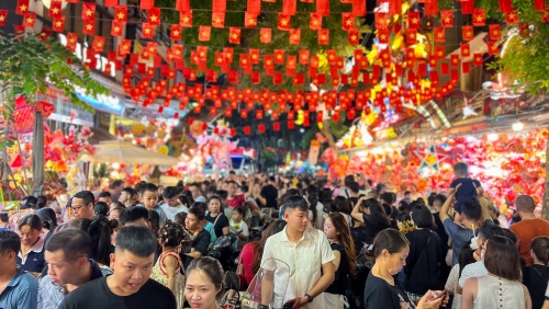 Phố Hàng Mã nhộn nhịp đón Trung thu sớm