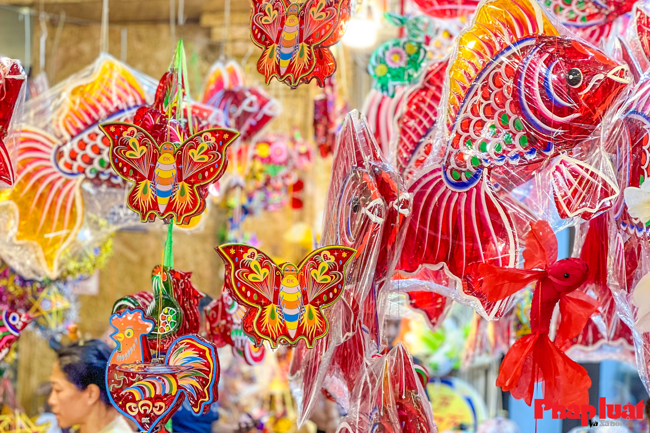 Phố Hàng Mã nhộn nhịp đón Trung thu sớm