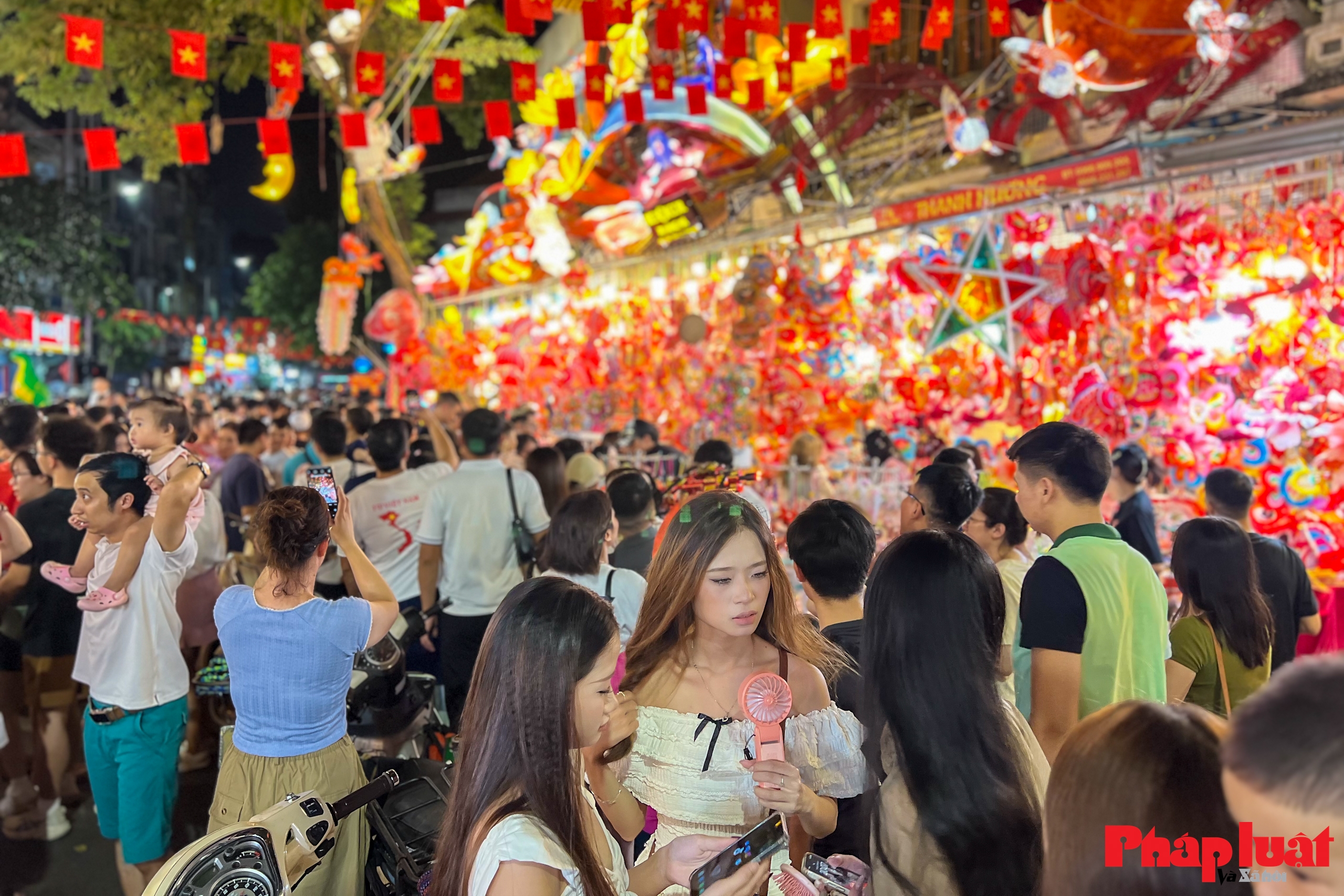 Phố Hàng Mã nhộn nhịp đón Trung thu sớm