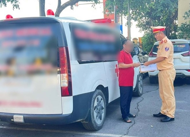 Trạm Cảnh sát giao thông Tam Điệp lập biên bản, xử phạt vi phạm hành chính đối với anh Vũ Ngọc Q. Ảnh: CQCA