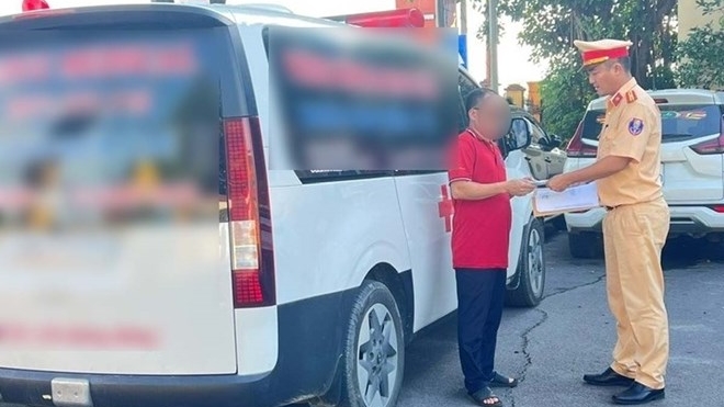 Xử phạt lái xe cứu thương vượt đèn đỏ không bật đèn, còi ưu tiên