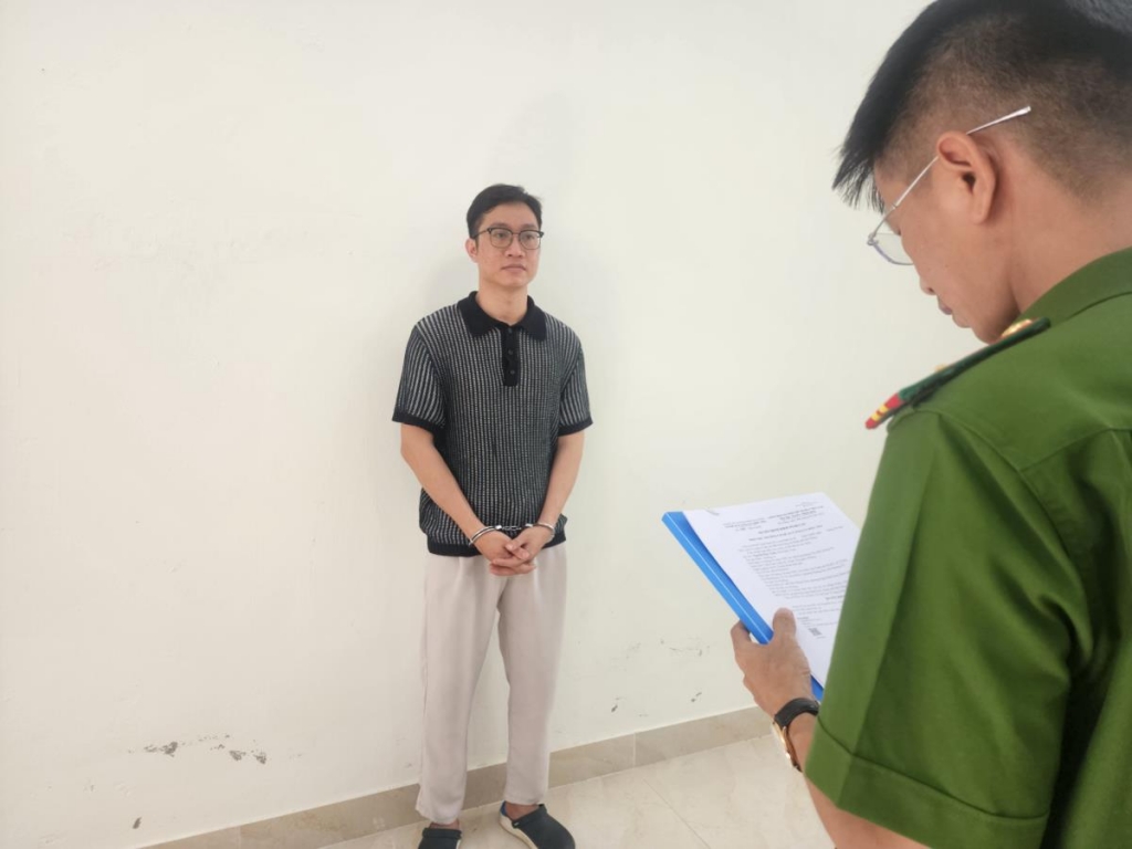 Đối tượng Nguyễn Duy Tuấn tại cơ quan công an.