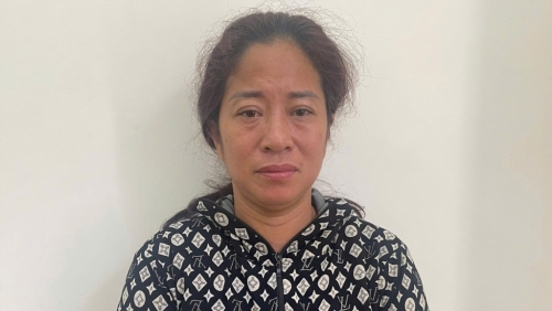 Hành vi đáng lên án của người phụ nữ trung niên ở giữa chợ