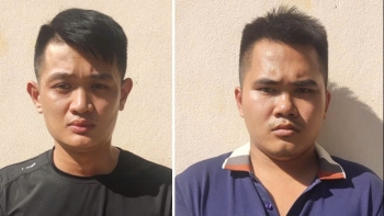 2 gã thanh niên giở trò lưu manh với người phụ nữ trong đêm tối