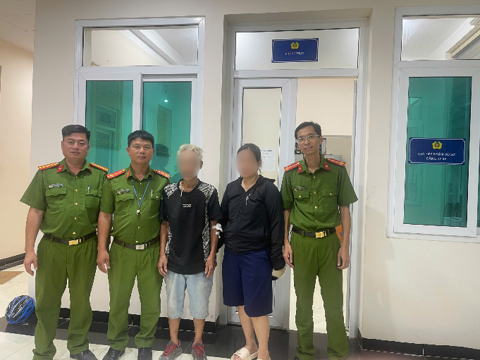 Công an xã Chương Dương bàn giao ông T. về với gia đình an toàn. Ảnh: CQCA Công an xã Chương Dương bàn giao ông T. về với gia đình an toàn. Ảnh: CQCA