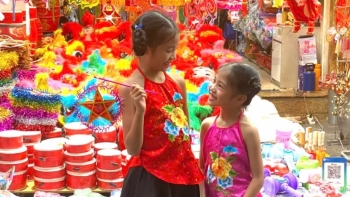 Người Hà Nội rộn ràng đón Tết Trung thu sớm trên phố Hàng Mã