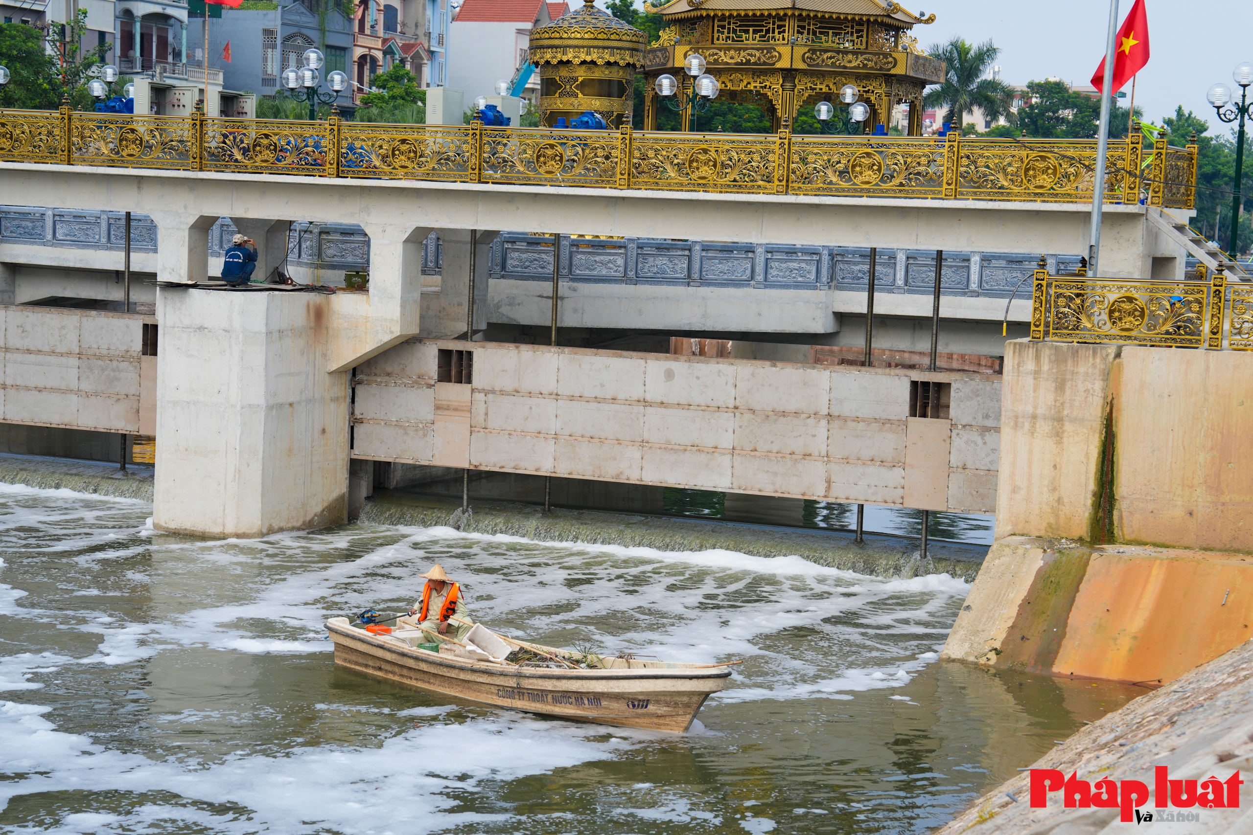 Dòng chảy mới từ Nhà máy xử lý nước thải Yên Xá giúp sông Tô Lịch hồi sinh