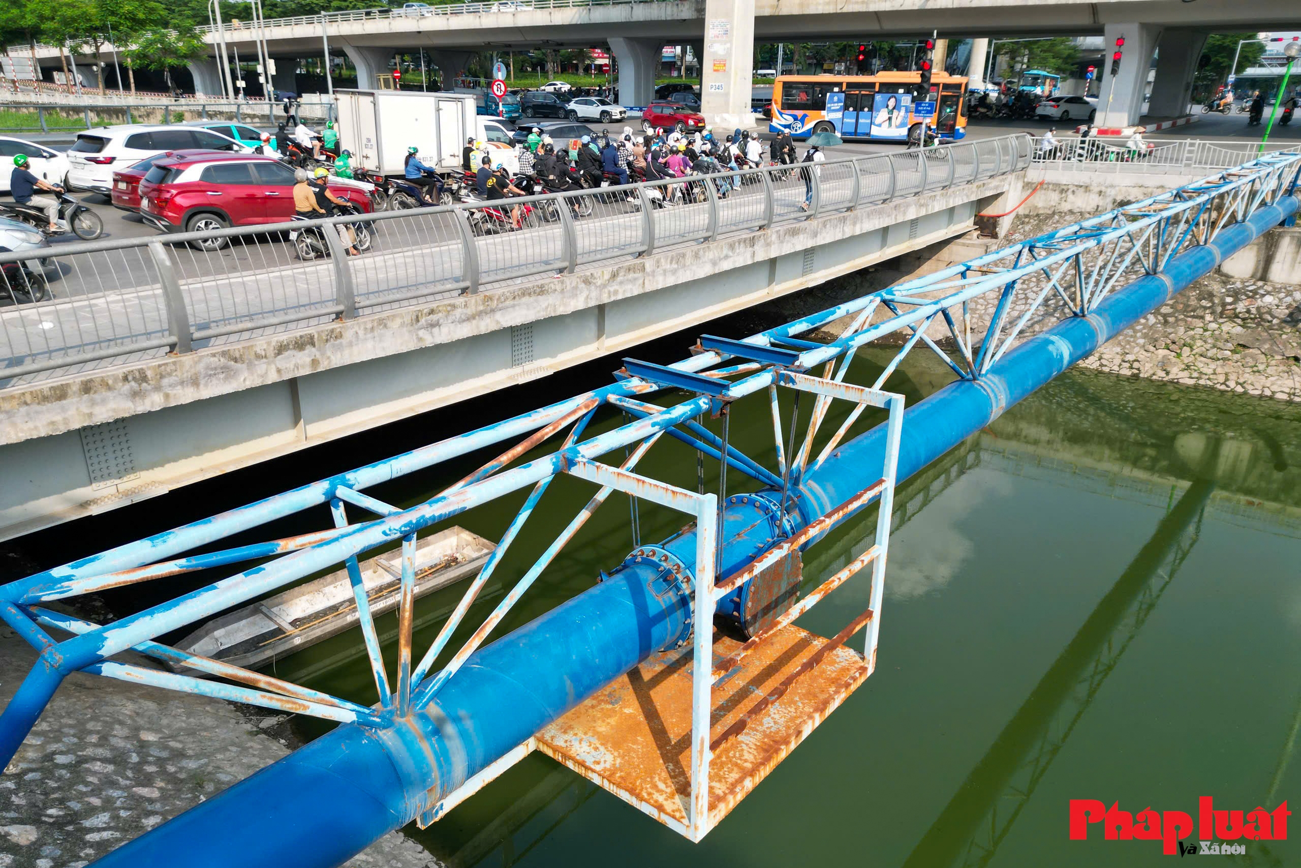 Dòng chảy mới từ Nhà máy xử lý nước thải Yên Xá giúp sông Tô Lịch hồi sinh