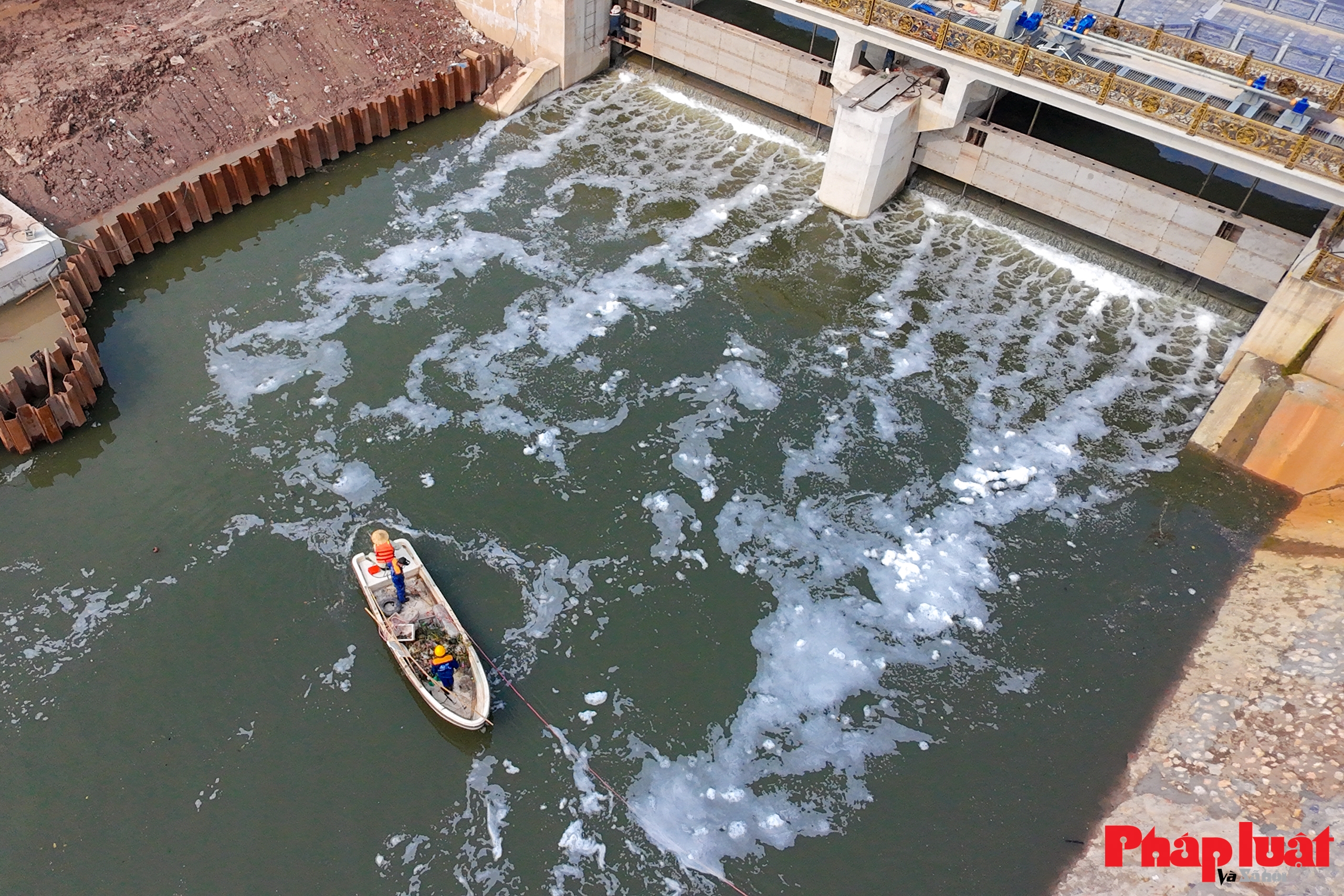 Dòng chảy mới từ Nhà máy xử lý nước thải Yên Xá giúp sông Tô Lịch hồi sinh