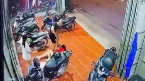 Bắt giữ nam thanh niên đánh bạn gái dã man trước quán bi-a ở Hà Nội