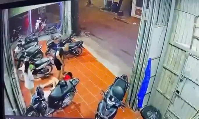 Bắt giữ nam thanh niên đánh bạn gái dã man trước quán bi-a ở Hà Nội