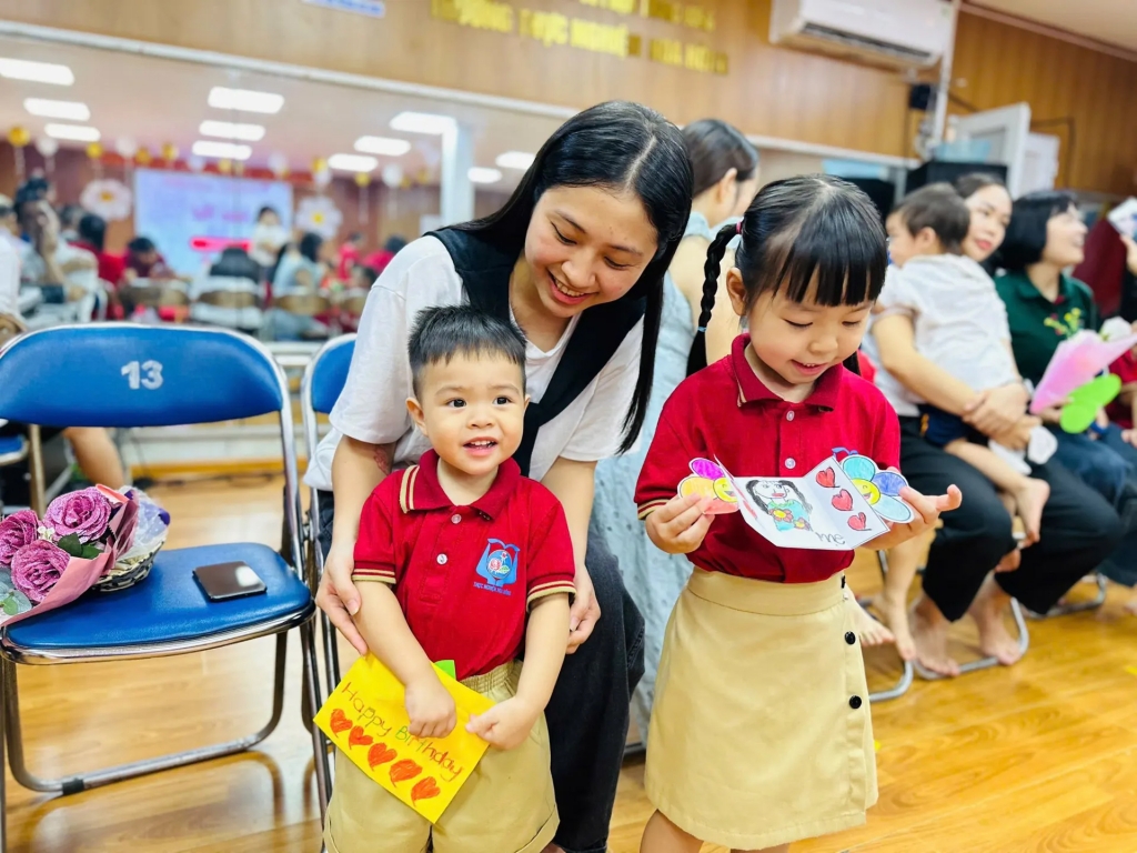 Các bạn nhỏ thích thú làm thiệp tặng mẹ trong ngày ''Sinh nhật tri ân'' tại trường. Ảnh: C.X Các bạn nhỏ thích thú làm thiệp tặng mẹ trong ngày ''Sinh nhật tri ân'' tại trường. Ảnh: C.X