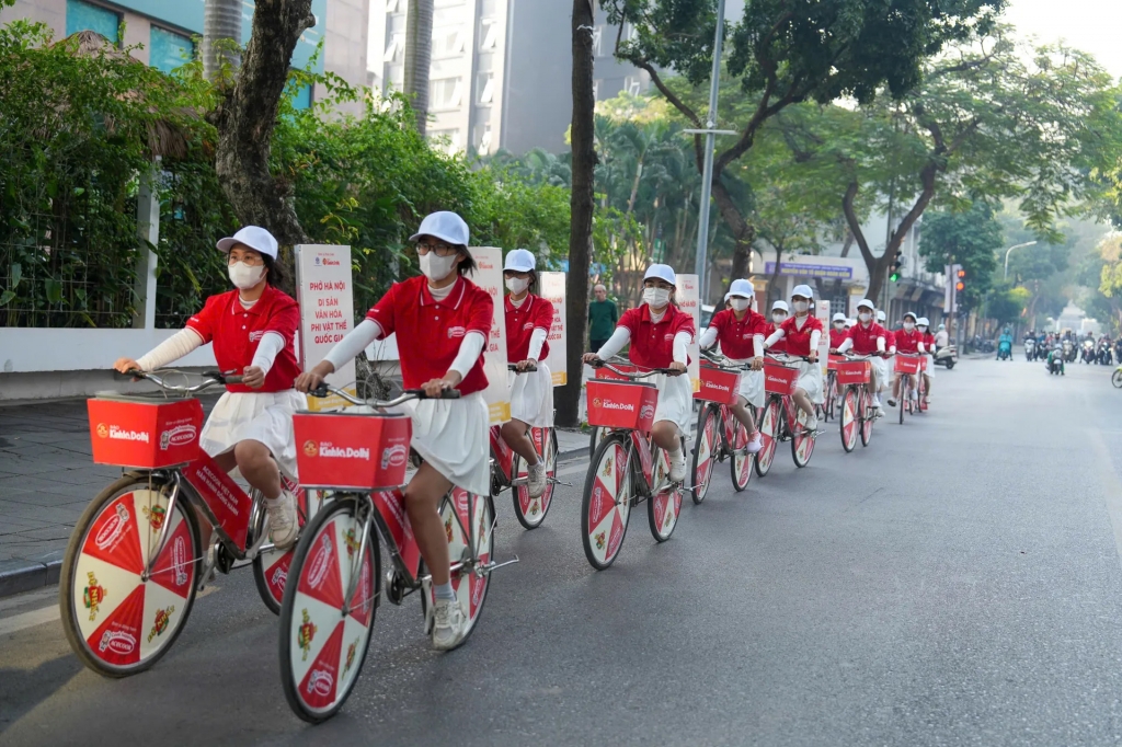 Đi xe đạp sẽ giúp giảm ô nhiễm môi trường. Ảnh: Duy Khánh