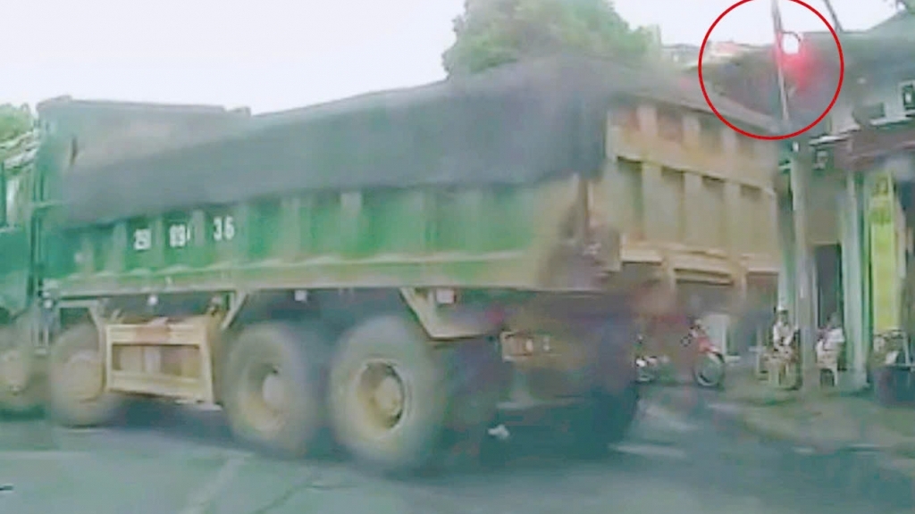 Tài xế xe tải vượt đèn đỏ bị xử lý sau phản ánh của người dân