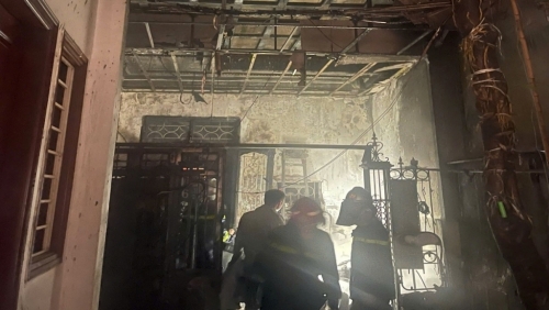 Dập tắt đám cháy ngôi nhà 3 tầng trên đường Lạc Long Quân