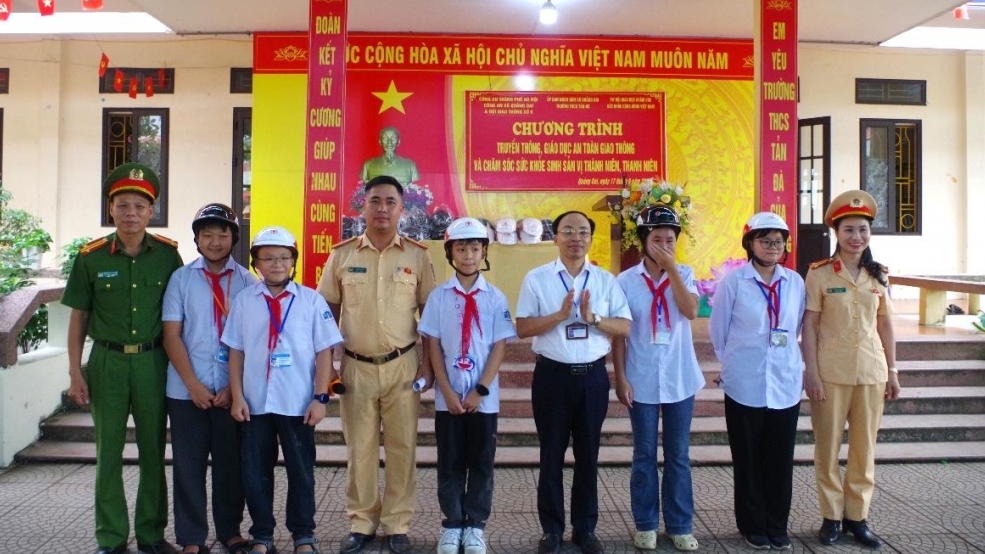 Cao điểm đảm bảo trật tự an toàn giao thông cho học sinh