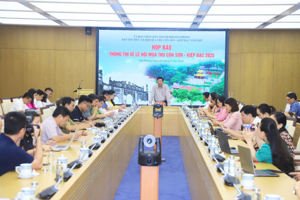 Ông Nguyễn Quang Phúc, Uỷ viên Thường vụ Thành uỷ, Trưởng ban Tuyên giáo và Dân vận Thành uỷ phát biểu tại Hội nghị