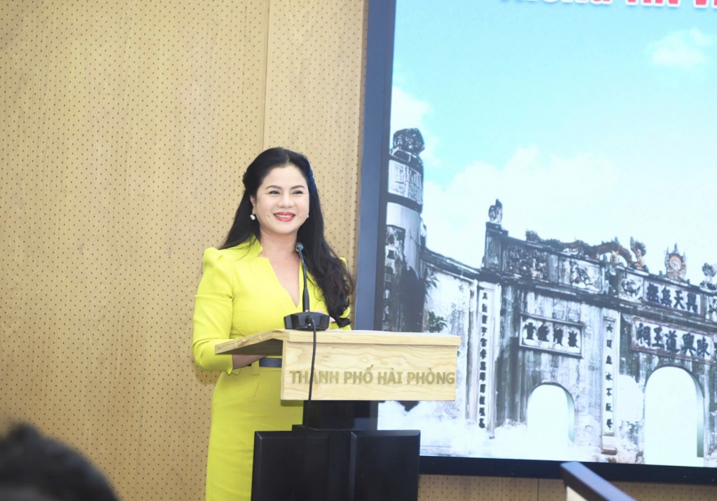 Bà Trần Thị Hoàng Mai, Thành uỷ viên, Giám đốc Sở Văn hoá, Thể thao và Du lịch, Trưởng tiểu ban nội dung Lễ hội phát biểu tại Hội nghị