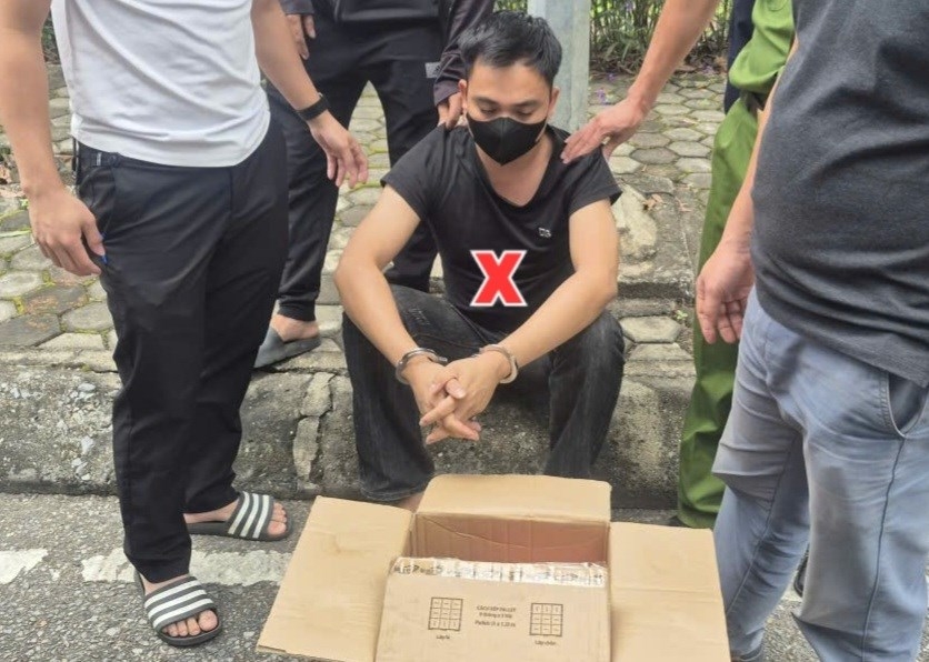 Công an xã Mao Điền kiểm tra, phát hiện Bùi Duy Long tàng trữ 4,5kg pháo hoa nổ. Ảnh: CQCA