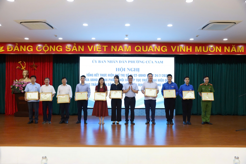 Phó Giám đốc Sở Khoa học và Công nghệ Nguyễn Việt Hùng trao tặng bằng khen cho các tập thể  có thành tích xuất sắc
