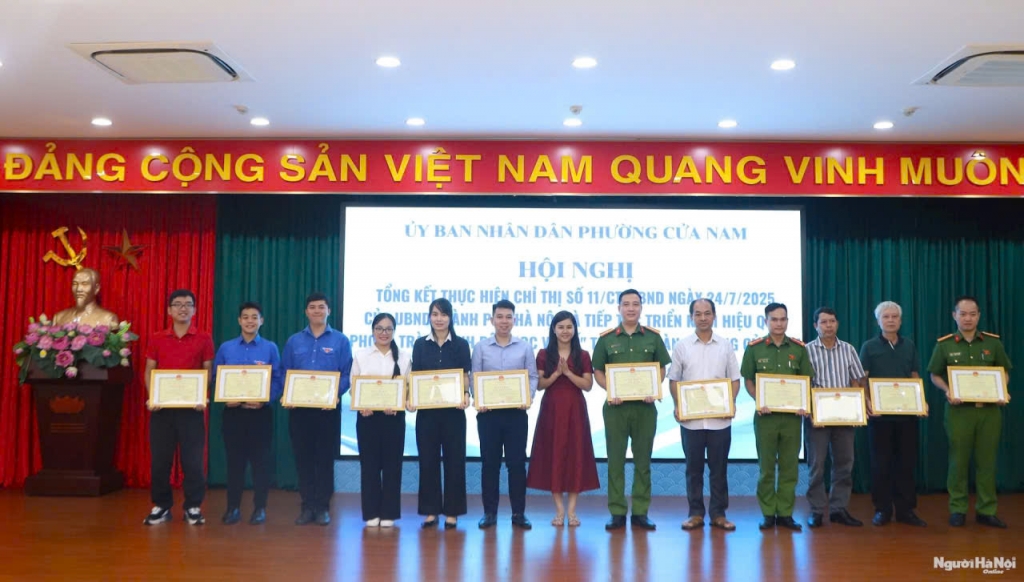 Trưởng phòng Văn hóa - Xã hội phường Cửa Nam Phạm Ngọc Thúy trao tặng bằng khen cho các tập thể tại hội nghị