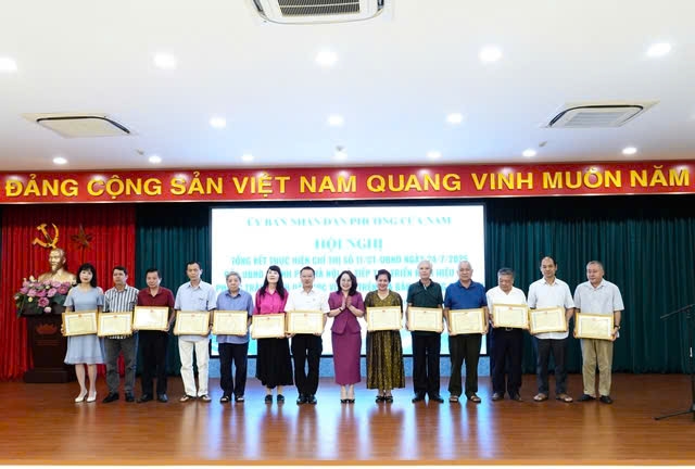 Phó Chủ tịch UBND phường Cửa Nam Trịnh Ngọc Trâm trao tặng bằng khen cho các tập thể tại hội nghị