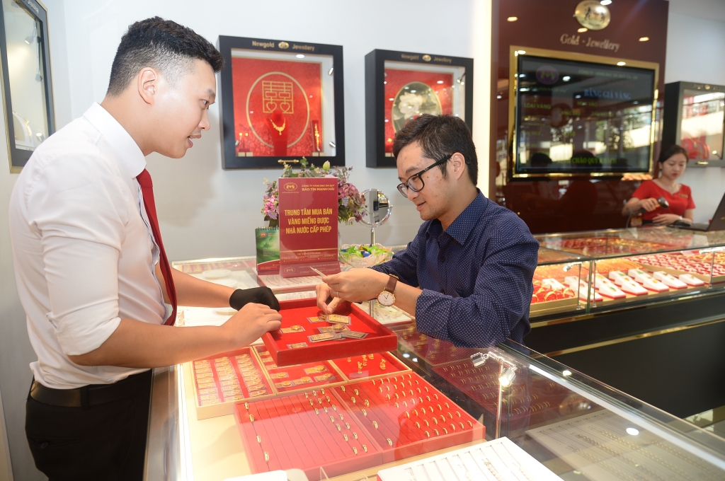 Mua bán vàng tại cửa hàng trên đường Trần Duy Hưng, Hà Nội. Ảnh: Phạm Hùng