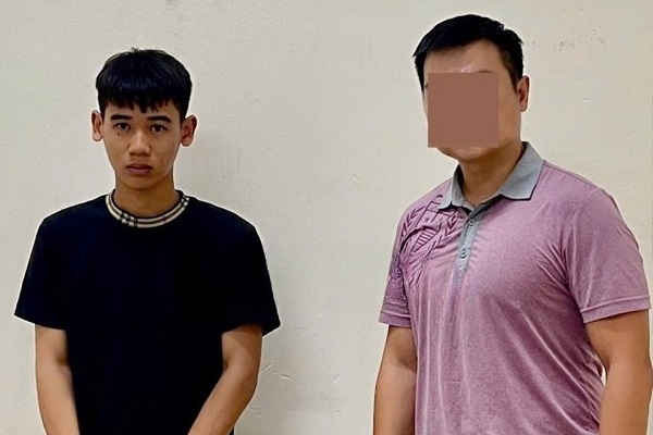 Đối tượng Hồ Đắc Anh Khoa (áo đen). Ảnh: CQCA