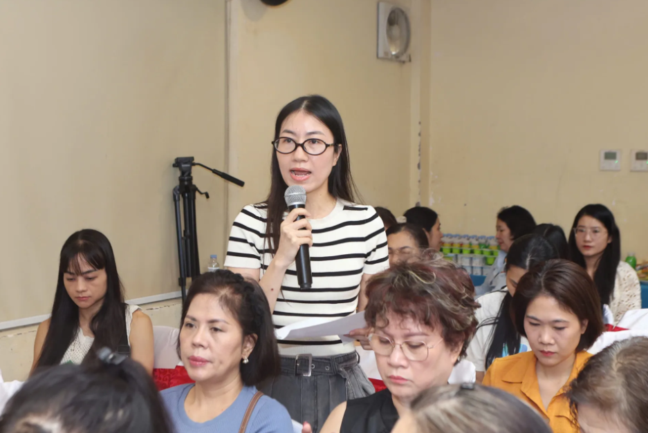 Nhiều câu hỏi liên quan đến Toạ đàm được người tham dự chuyển đến các diễn giả. Ảnh: Thanh Hải