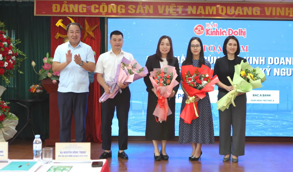 Ban Tổ chức tặng hoa các diễn giả. Ảnh: Thanh Hải