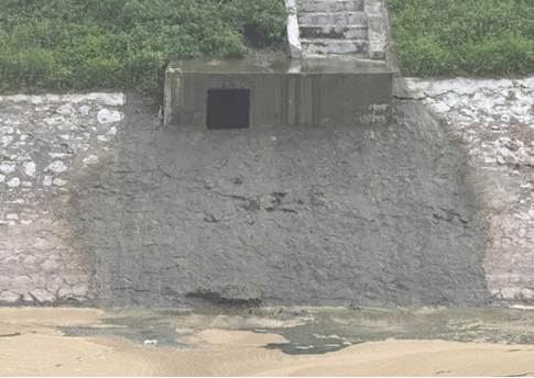 Chất thải đổ trái phép ra sông Tô Lịch. Ảnh: NDCC Chất thải đổ trái phép ra sông Tô Lịch. Ảnh: NDCC