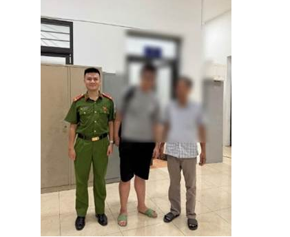 Gia đình đến đón cháu A tại trụ sở Công an phường Yên Hòa. Ảnh: CQCA