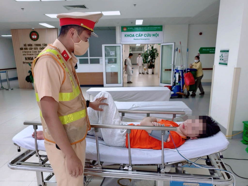 Tổ công tác thăm hỏi nam sinh viên sau khi được cấp cứu tại bệnh viện. Ảnh: CQCA