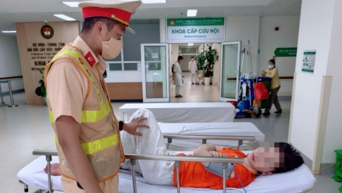Cảnh sát giao thông mở đường đưa nam sinh bị đột quỵ đi cấp cứu kịp thời
