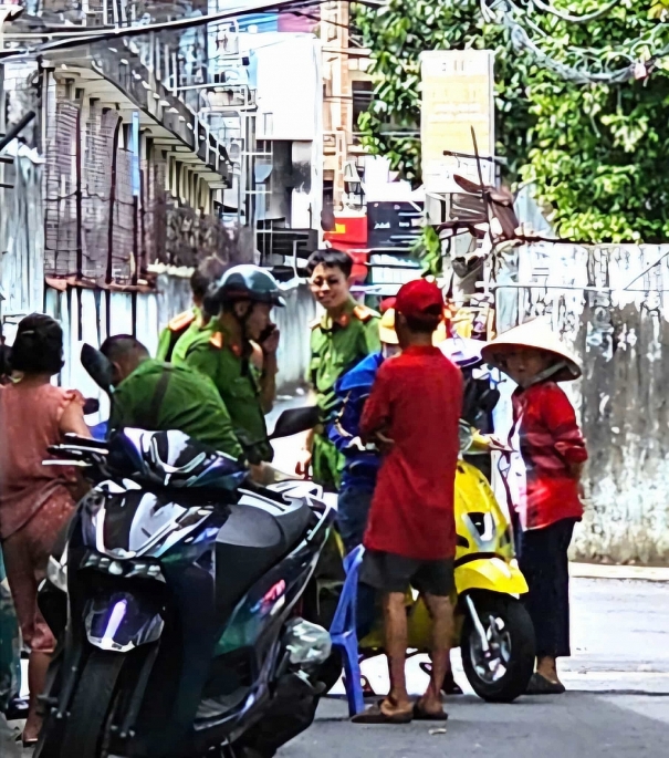 Lực lượng chức năng có mặt tại hiện trường điều tra vụ việc, Ảnh: VD