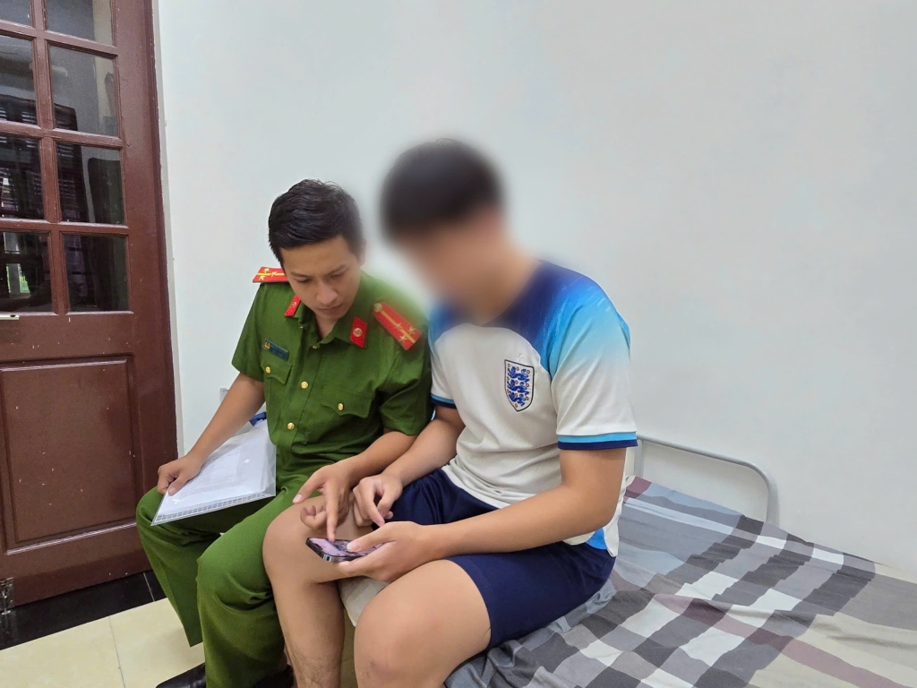 Công an phường Hà Đông giải thích thủ đoạn lừa đảo cho nạn nhân. Ảnh: CQCA