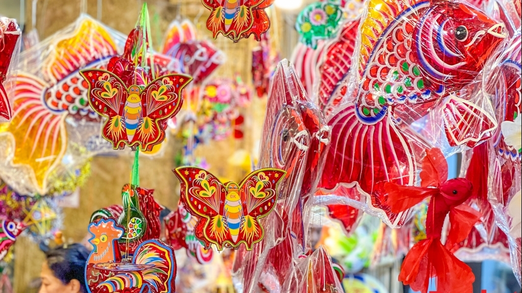 Đi qua những mùa trăng