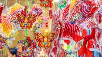 Đi qua những mùa trăng